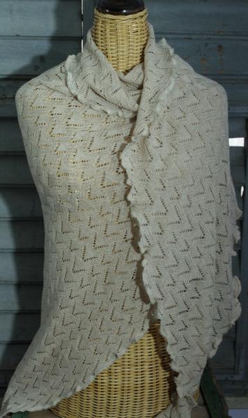 Invero Dreiecktuck Susi Strand um die Schultern gelegt, 100% Merinowolle extrafein